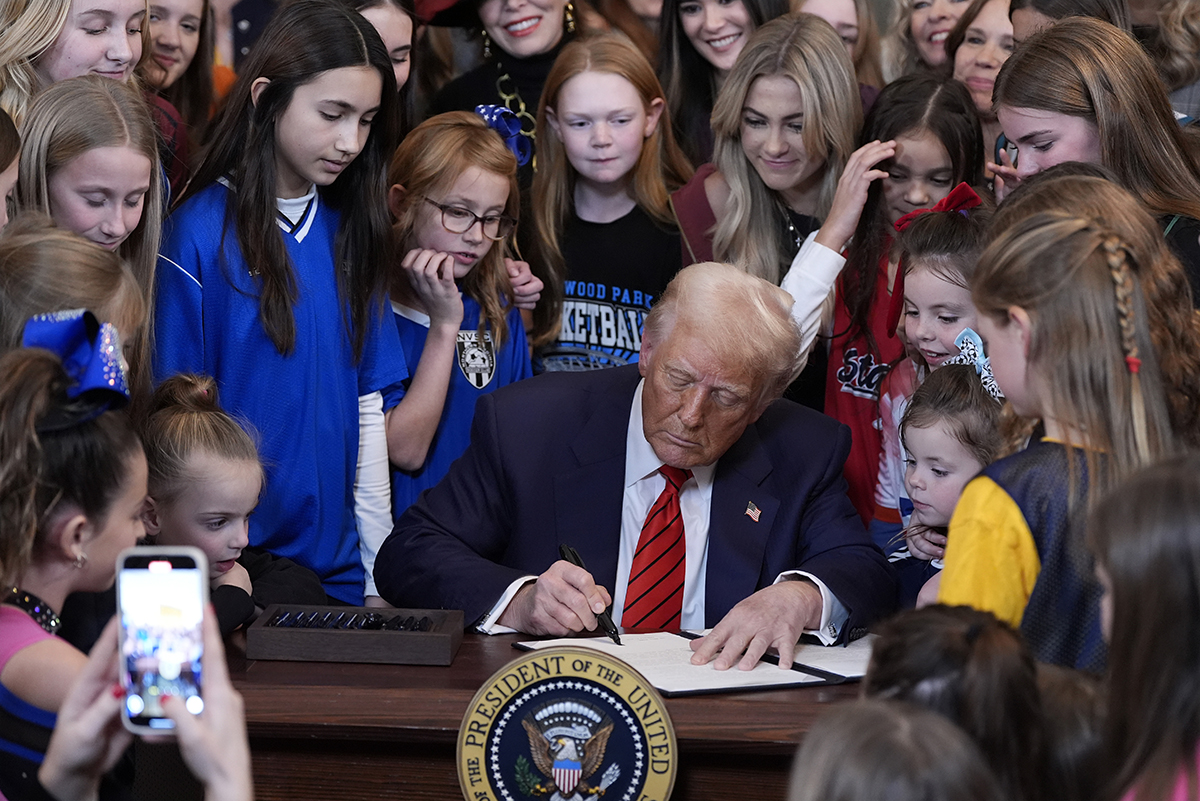Trump har de undertecknat beslut i rakettempo. Ska han även skriva under på att träda ut ur Nato? Foto: AP/TT
